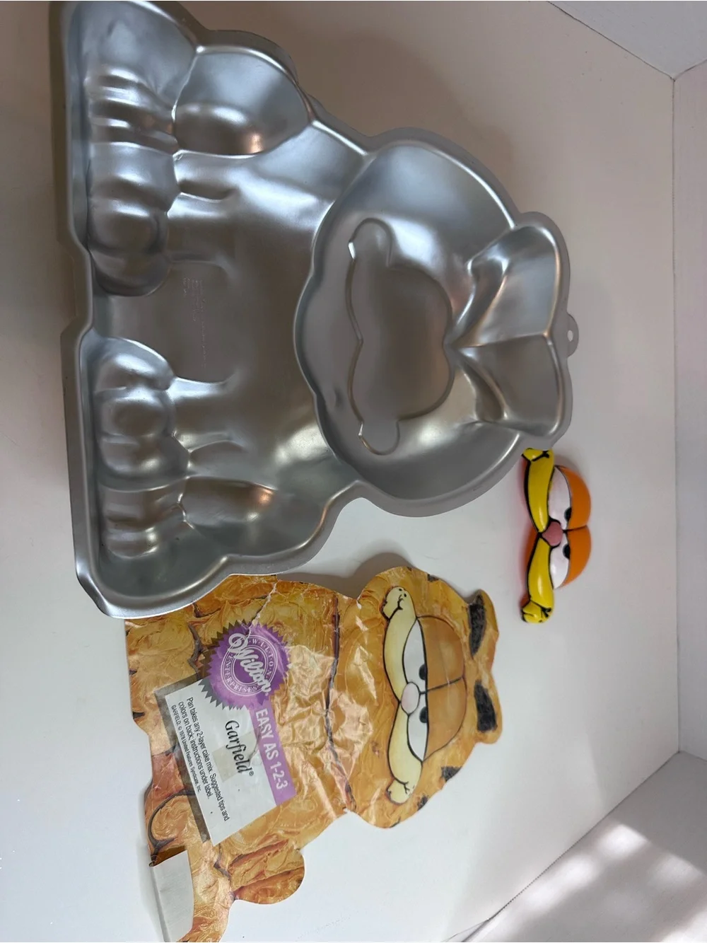 Wilton Garfield Cake Pan Insert in Orange and Yellow